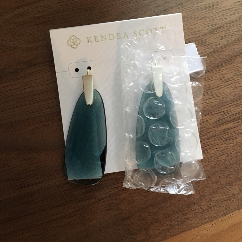 NWT Kendra Scott Maize Earrings In dark teal.